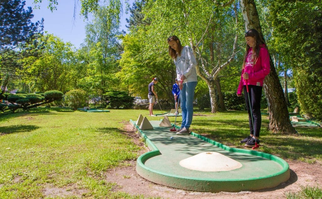 batch mini golf 01 camping familial isere nature parc aquatique