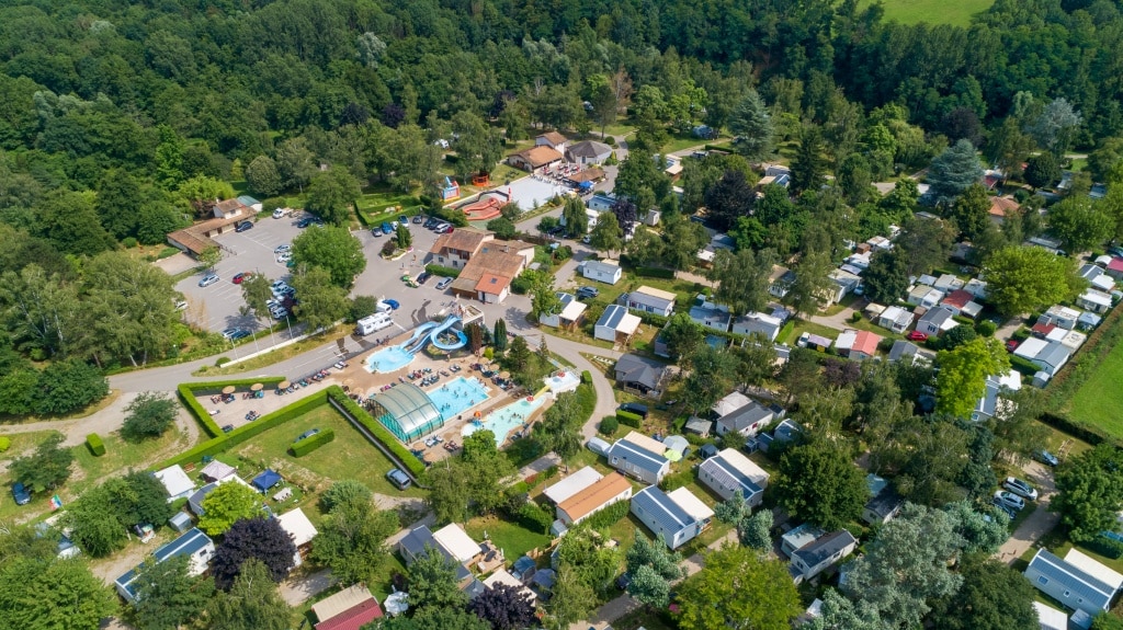 vue aerienne 04 camping familial isere nature parc aquatique